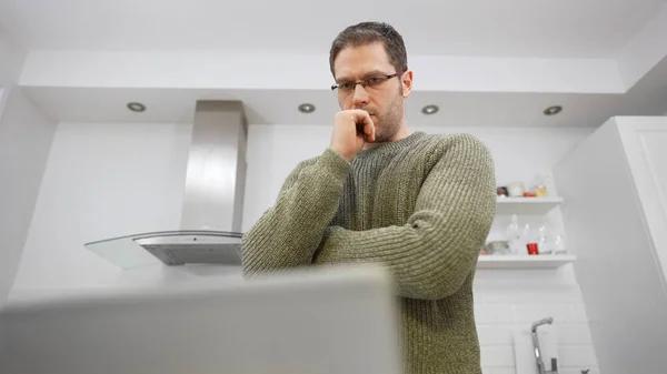 Pensive Άνθρωπος Κοντά Laptop Στην Κουζίνα Αυτο Απομόνωση — Φωτογραφία Αρχείου