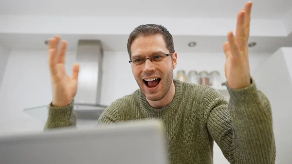Hombre Excitado Delante Laptop Concepto Juego Línea — Foto de Stock