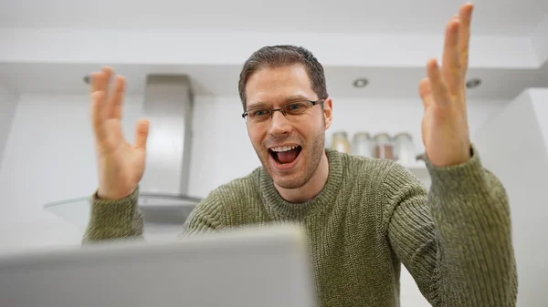 Homem Animado Frente Laptop Conceito Jogo Online — Fotografia de Stock