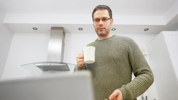 Mann Telefoniert Video Mit Kunden Geschäfte Von Hause Aus Machen — Stockfoto