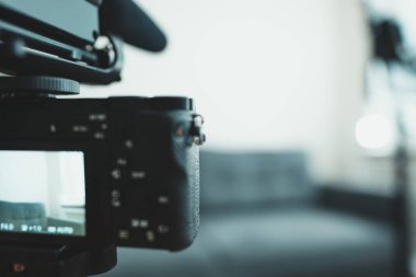 Video kamera ve ışık evde. Vlog kavramı.