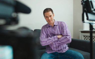 Yakışıklı adam video bloğunu evde kaydediyor..