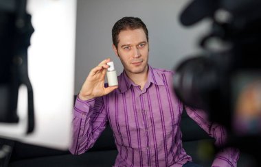 Cilt bakımı hakkında video blogu yapan adam. Vlog kavramı.