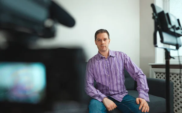 Hombre Guapo Grabando Videoblog Casa — Foto de Stock