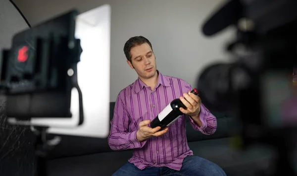 Homem Fazendo Vídeo Blog Sobre Vinho Álcool — Fotografia de Stock
