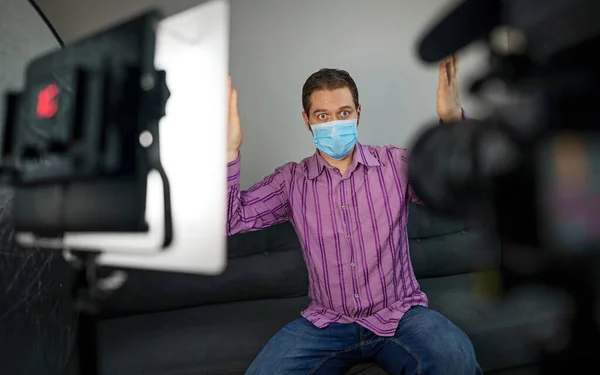 Uomo Mascherato Che Parla Coronavirus Concetto Vlog — Foto Stock
