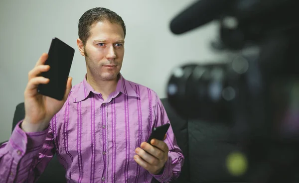 Hombre Haciendo Video Blog Sobre Teléfonos Móviles — Foto de Stock