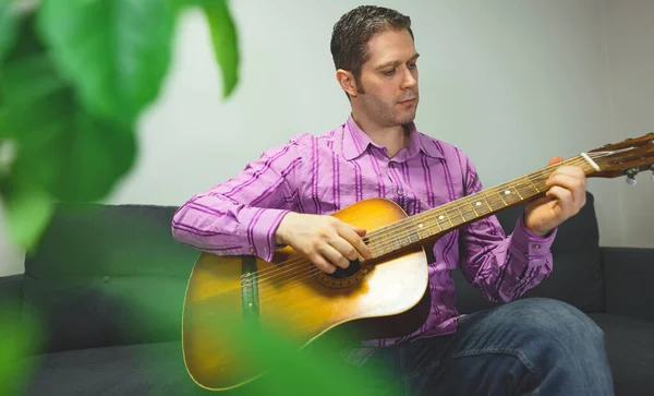 Hombre Guapo Tocando Guitarra Nylon Casa —  Fotos de Stock