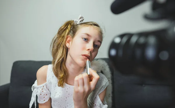 Ragazza Adolescente Fare Video Blog Sui Cosmetici Concetto Vlog — Foto Stock