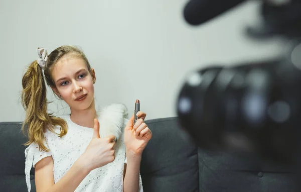 Adolescente Haciendo Video Blog Sobre Cosméticos Concepto Vlog — Foto de Stock