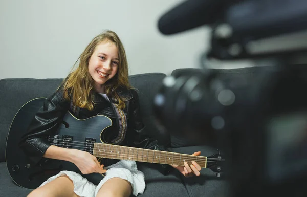 Девушка Подросток Полуакустической Гитарой Перед Видеокамерой — стоковое фото