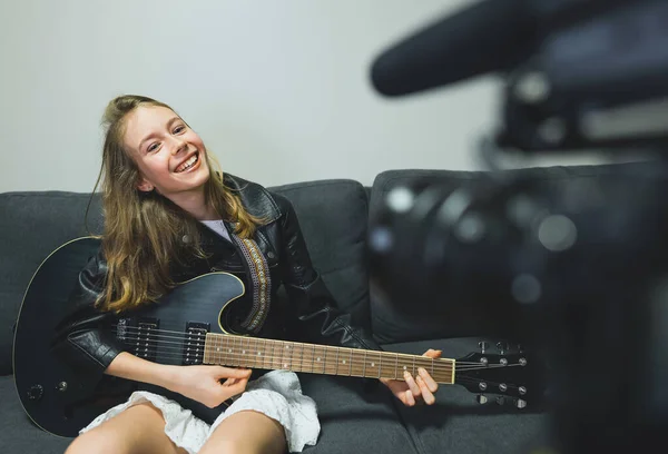 Nastolatka Gitarą Półakustyczną Przed Kamerą Wideo — Zdjęcie stockowe