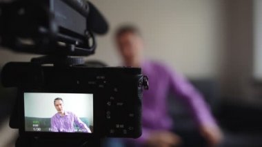 Yakışıklı adam video bloğunu evde kaydediyor..