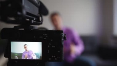 Yakışıklı adam video bloğunu evde kaydediyor..