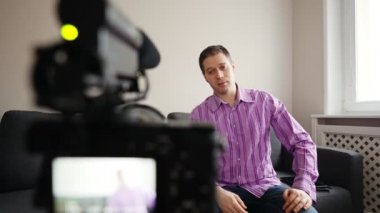 Yakışıklı adam video bloğunu evde kaydediyor..