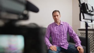 Yakışıklı adam video bloğunu evde kaydediyor..