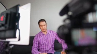 Yakışıklı adam video bloğunu evde kaydediyor..