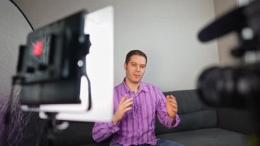 Yakışıklı adam video bloğunu evde kaydediyor..