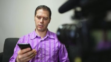 Cep telefonları hakkında video blogu yapan adam.
