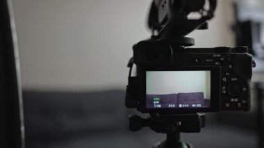 Video kamera ve ışık evde. Vlog kavramı.