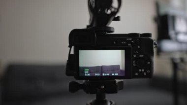 Video kamera ve ışık evde. Vlog kavramı.
