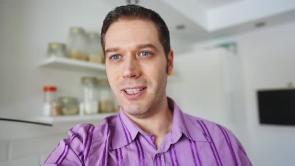 Sorrindo Bonito Homem Gravando Vídeo Blog Seu Apartamento — Vídeo de Stock
