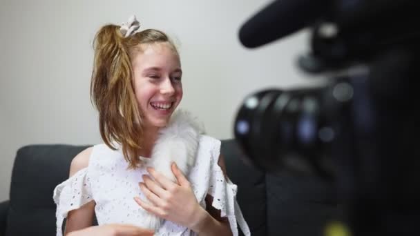 Teenager Mädchen Macht Videoblog Hause Vlog Konzept — Stockvideo