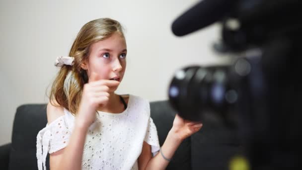 Dospívající Dívka Dělat Video Blog Péči Pleť Koncept Vlog — Stock video