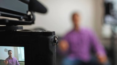 Yakışıklı adam video bloğunu evde kaydediyor..