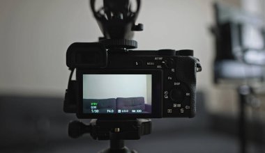 Video kamera ve ışık evde. Vlog kavramı.