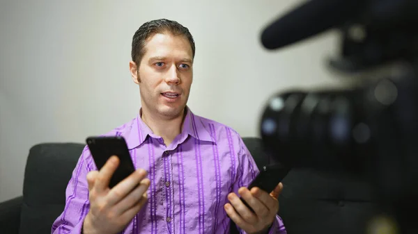 Hombre Haciendo Video Blog Sobre Teléfonos Móviles — Foto de Stock