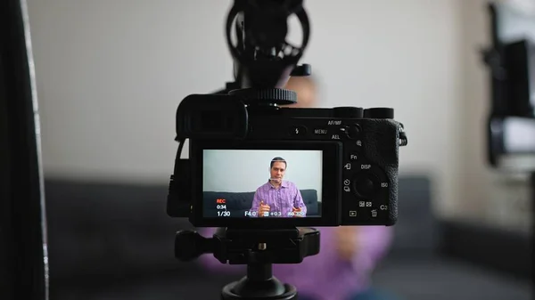 Hombre Guapo Grabando Videoblog Casa — Foto de Stock