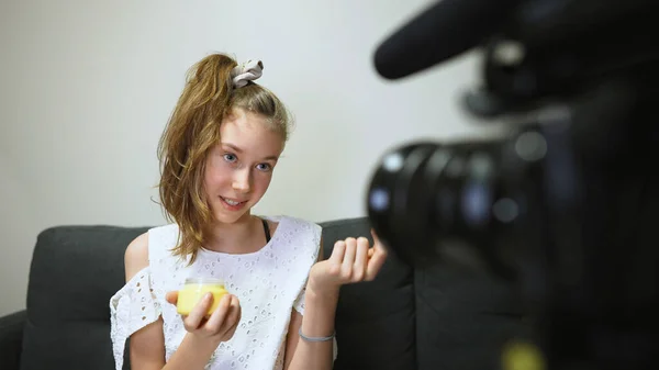 スキンケアについてのビデオブログを作る10代の女の子 Vlogのコンセプト — ストック写真