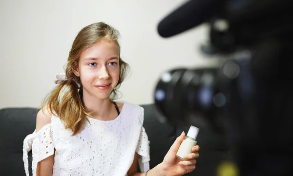 スキンケアについてのビデオブログを作る10代の女の子 Vlogのコンセプト — ストック写真