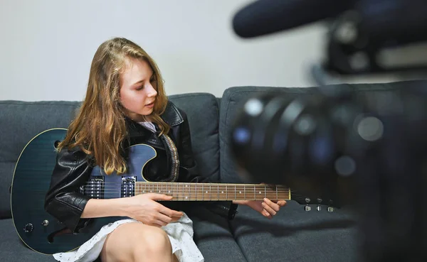 十代の女の子とともに半音響ギターでビデオカメラの前 — ストック写真