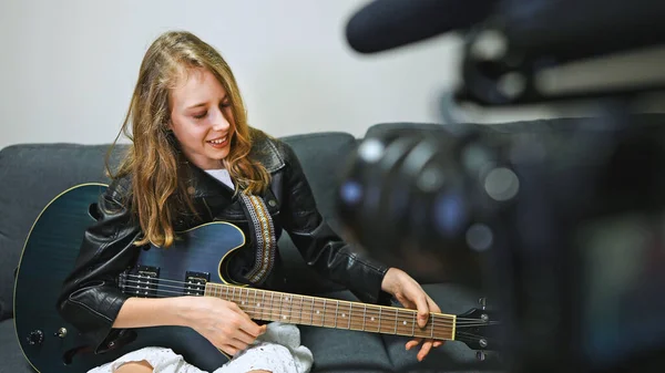 在摄像机前拿着半声吉他的少女 — 图库照片
