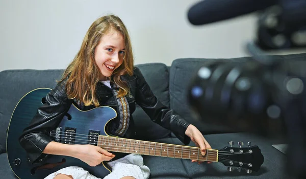 Adolescente Con Guitarra Semi Acústica Delante Cámara Vídeo — Foto de Stock