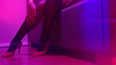 Yatakta seksi kadın bacakları. Genelev bölgesi.