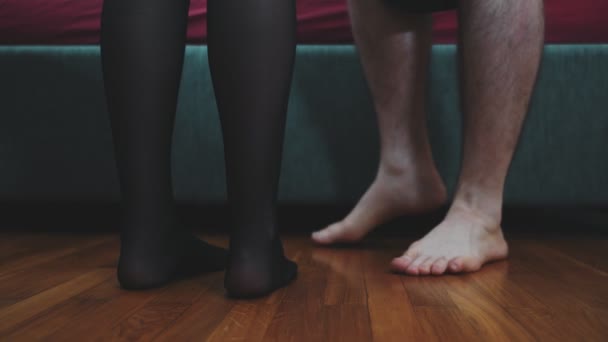 Kadın Erkek Elbiselerini Çıkarır Aşk Konsepti — Stok video