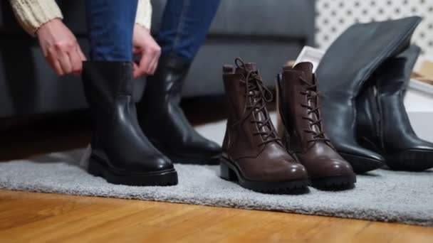 Wanita Mencoba Sepatu Showroom — Stok Video
