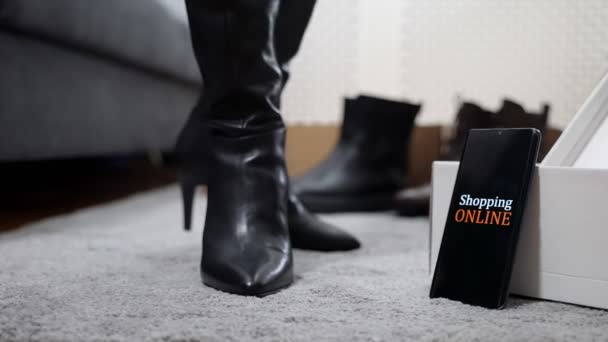 Wanita Mencoba Sepatu Yang Dia Pesan Toko Online Belanja Online — Stok Video