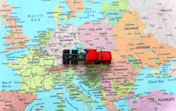 欧洲地图上的红色卡车 — 图库照片