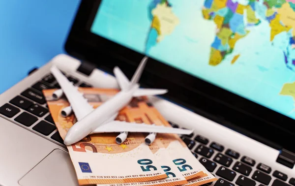 Avião Brinquedo Notebook Com Mapa Mundo — Fotografia de Stock