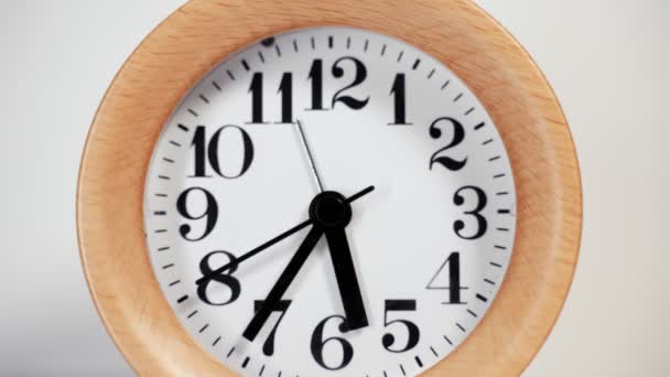 Reloj Redondo Madera Movimiento Rápido — Vídeo de stock