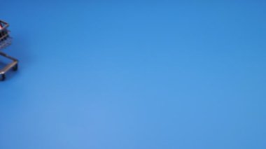 Akıllı telefonlu alışveriş arabası. Büyük satış konsepti.