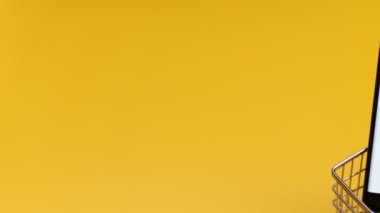 Akıllı telefonlu alışveriş arabası. Çevrimiçi alışveriş kavramı.