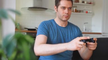 Oyun oynayan yakışıklı bir adam..