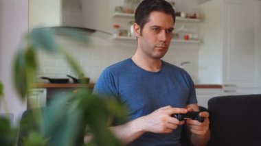 Oyun oynayan yakışıklı bir adam..