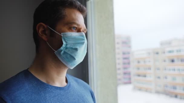 Homme Fatigué Avec Masque Médical Regarde Par Fenêtre — Video