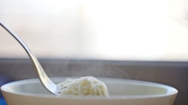 Sıcak geleneksel Çin pilavlı erişte kasesi..